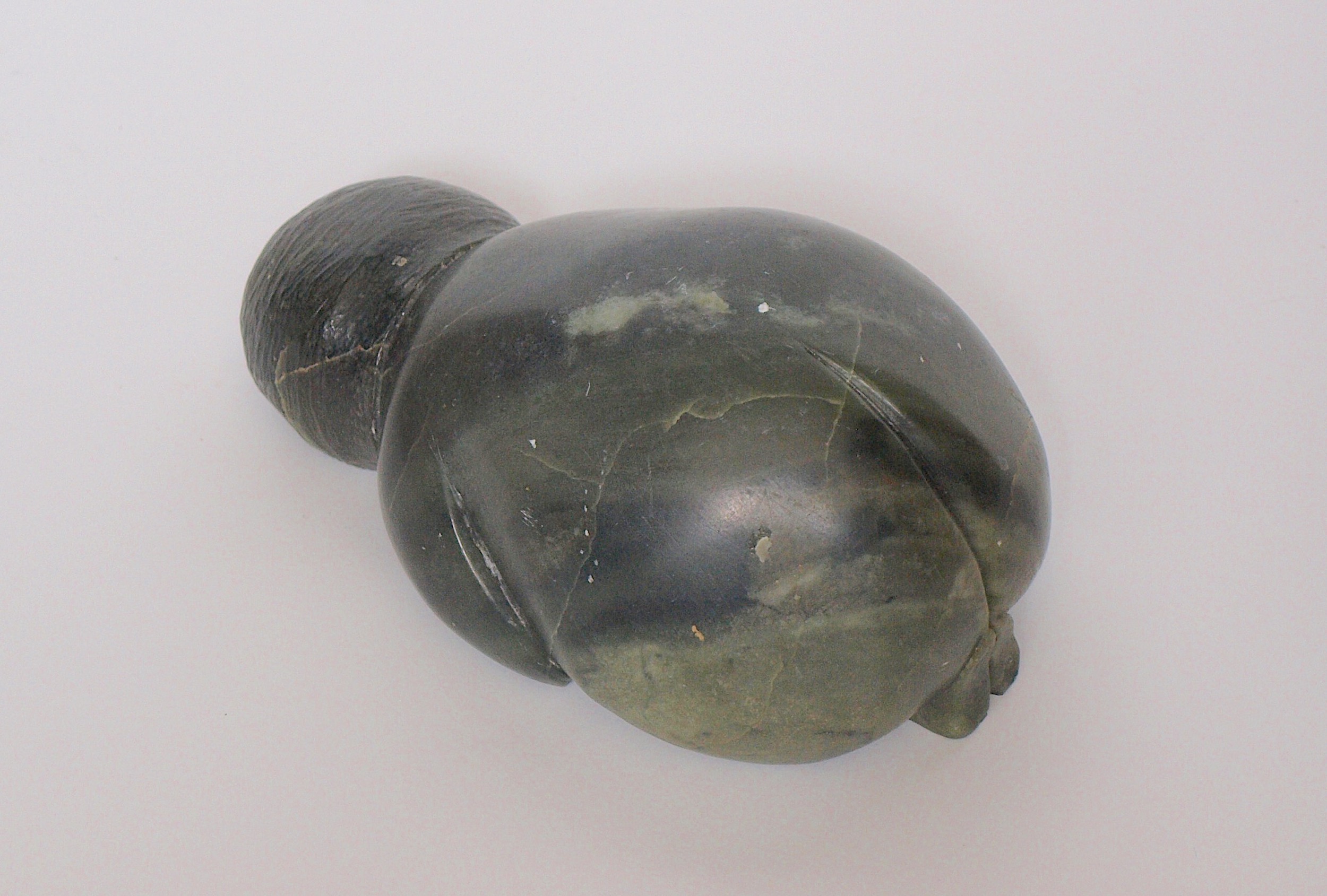 kauernde Frau gruener Speckstein veronica waldburg